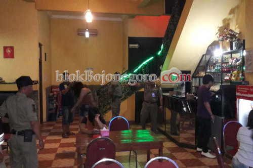 Satpol PP Amankan 5 Pemandu Lagu dan 2 Pasangan Bukan Suami Istri